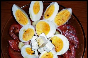 Salata cu oua colorata