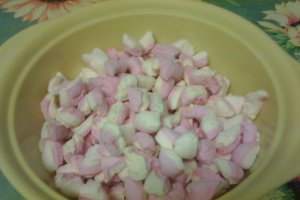 Negresa cu crema de marshmallow si glazura cu orez expandat