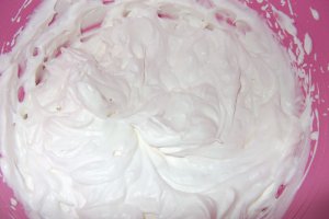 Hello Kitty - Tort cu crema de fructe de padure