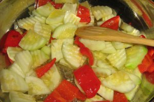 Gratar din piept de pui cu legume la tigaie