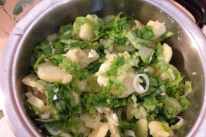 Salata de cartofi cu oua si salata verde