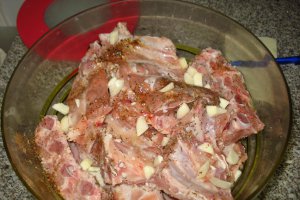 Coaste de porc la cuptor cu rosii si usturoi