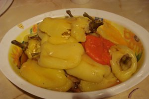 Salata de vinete cu ardei copti si usturoi