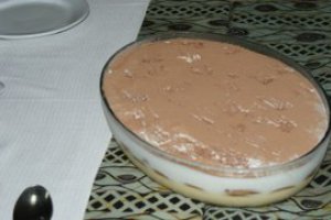 Desert cu biscuiti si crema de lapte (Doce de bolacha)