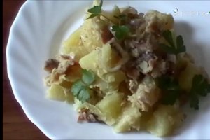 Vezi si reteta video pentru Salata de cartofi si peste afumat