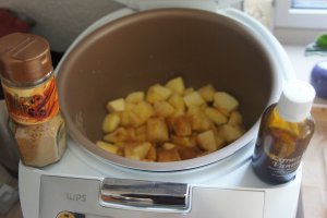 Prajitura rasturnata cu mere la Multicooker