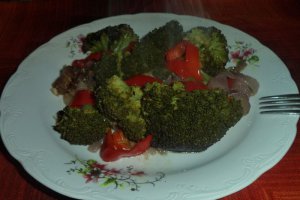 Broccoli cu ardei si ceapa rosie la tigaie