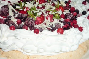 Tort Pavlova cu fructe de padure si capsuni