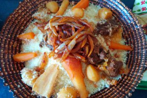 Couscous in sos picant cu legume si miel (metoda din sat arab)