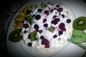 Pavlova cu fructe de padure