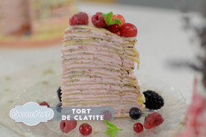 Vezi si reteta video pentru Tort de clatite cu ciocolata si fructe