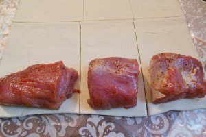 Muschiulet de porc in foietaj, cu sos de ciuperci cu smantana