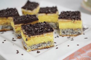 Vezi si reteta video pentru Delicioasa prajitura Tosca, cu blat cu mac si crema de vanilie