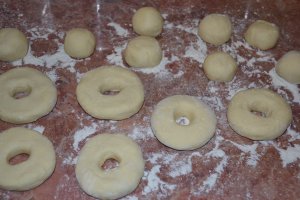 Desert reteta de preparare a papanasilor cu dulceata de cirese negre