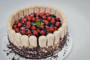 Vezi si reteta video pentru Tort cu fructe de padure