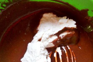 Desert tort cu doua creme de ciocolata si capsuni