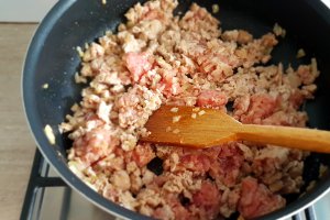 Paste cu carne de porc in sos de rosii aromat