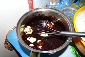 Desert ciocolata de casa cu cirese amare alcoolice si nuci pecan