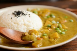Curry vegetarian reteta cu morcovi, mazare si cartofi
