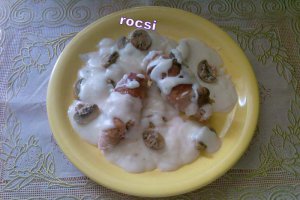 Rulouri din muschi de porc cu sos bechamel