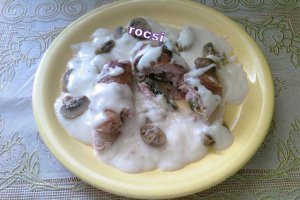 Rulouri din muschi de porc cu sos bechamel