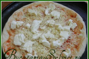 Pizza cu somon afumat