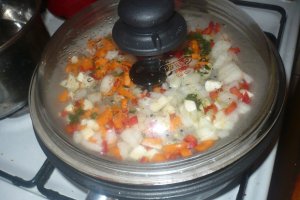 Fasole cu piept de porc impletit