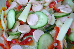 Salata cu crenvursti si castravete
