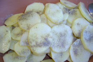 Pulpe de pui pe pat de legume la cuptor