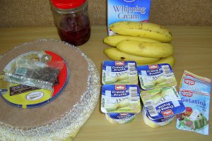 Tort de ciocolata cu banane si frisca