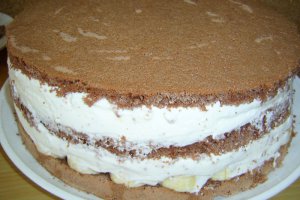 Tort de ciocolata cu banane si frisca
