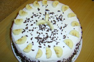 Tort de ciocolata cu banane si frisca