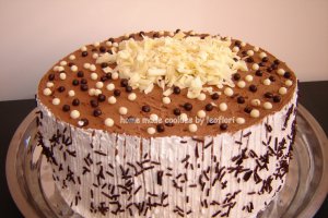Tort cu 3 feluri de mousse de ciocolata