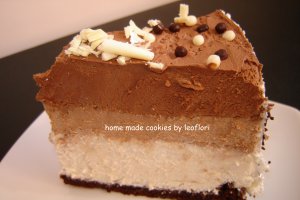 Tort cu 3 feluri de mousse de ciocolata