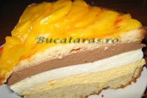 Tort cu mousse de piersici si ciocolata