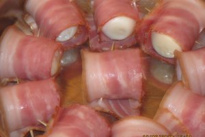 Oua "imbracate" in bacon cu sos de mustar