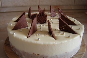 Desert tort de ciocolata alba si frisca