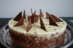 Desert tort de ciocolata alba si frisca