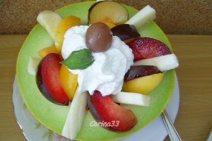 Salata de fructe in jumatati de pepene
