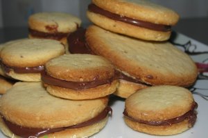 Biscuiti-sandwich cu ciocolata