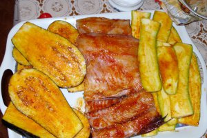 Platica cu legume la gratar si sos de rosii coapte