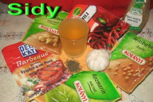 Pulpe marinate cu cartofi la cuptor si legume la gratar cu mujdei