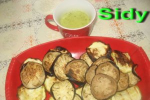Pulpe marinate cu cartofi la cuptor si legume la gratar cu mujdei