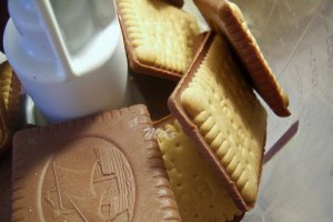 Rulada de biscuiti cu ciocolata alba