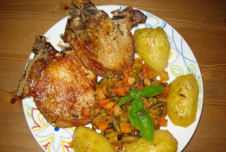 Pulpa de porc la cuptor cu cartofi si garnitura de legume