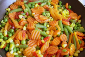 Salata calda cu peste si legume