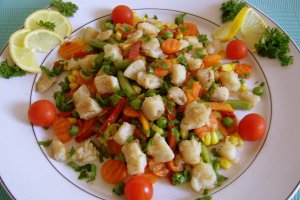 Salata calda cu peste si legume