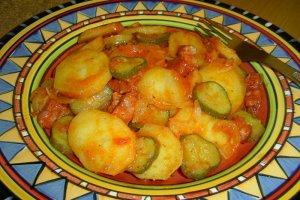 Cartofi la tigaie cu costita si castraveciori