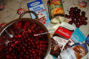 Tort alb cu visine si ciocolata