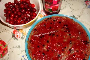 Tort alb cu visine si ciocolata